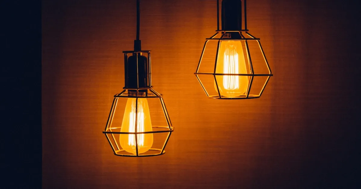 E27 vs B22: Light Bulb Bases Explained (and Which One Your Fitting Takes)